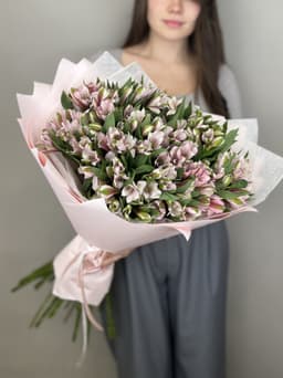 Оригинальный букет из 15 альстромерий "Primadonna"