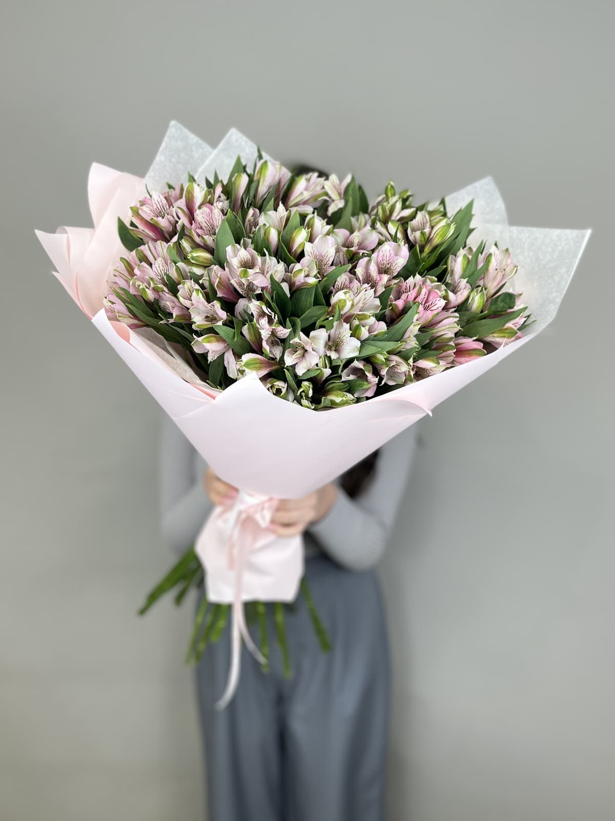 Оригинальный букет из 15 альстромерий "Primadonna"