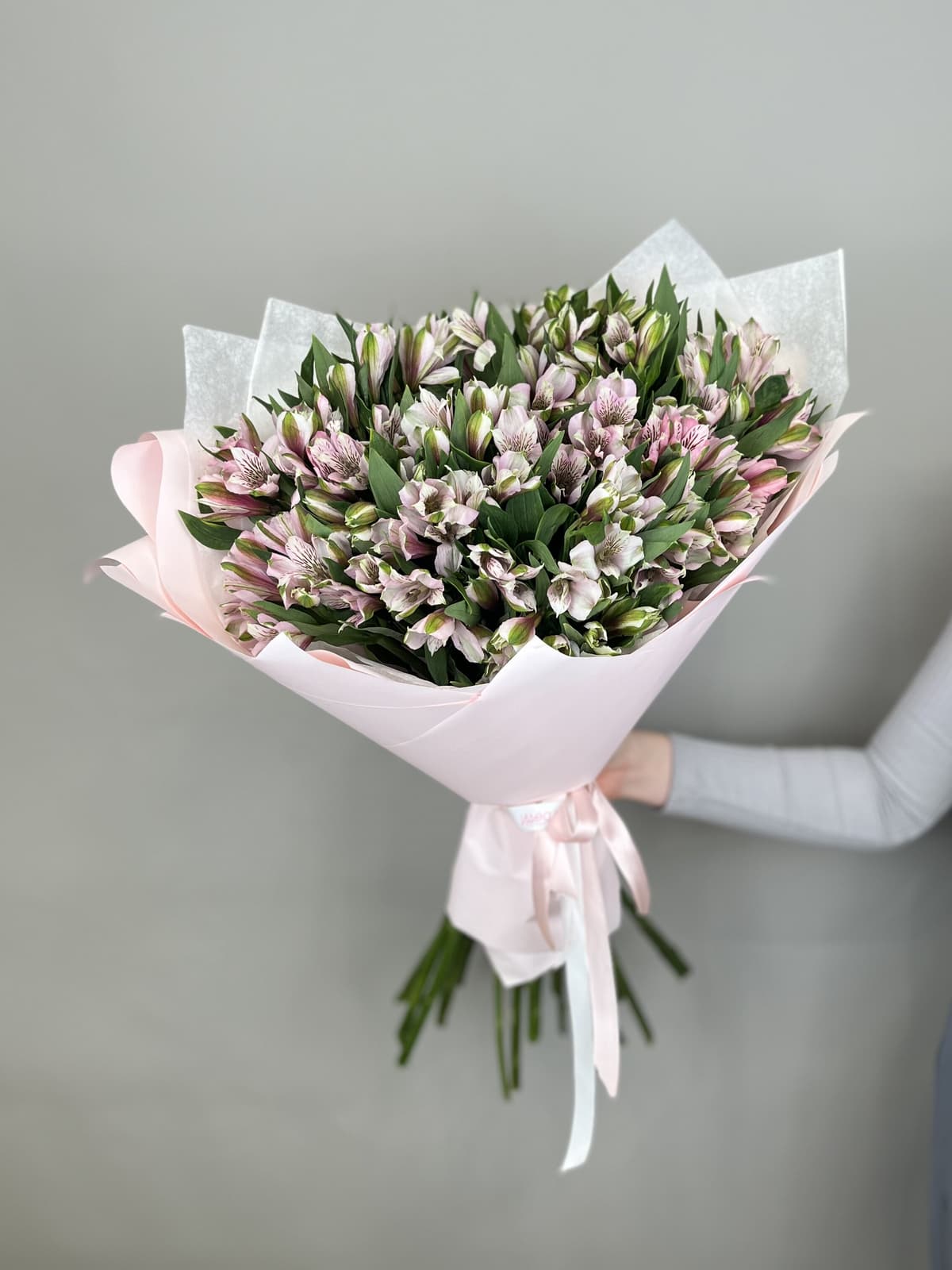 Оригинальный букет из 15 альстромерий "Primadonna"