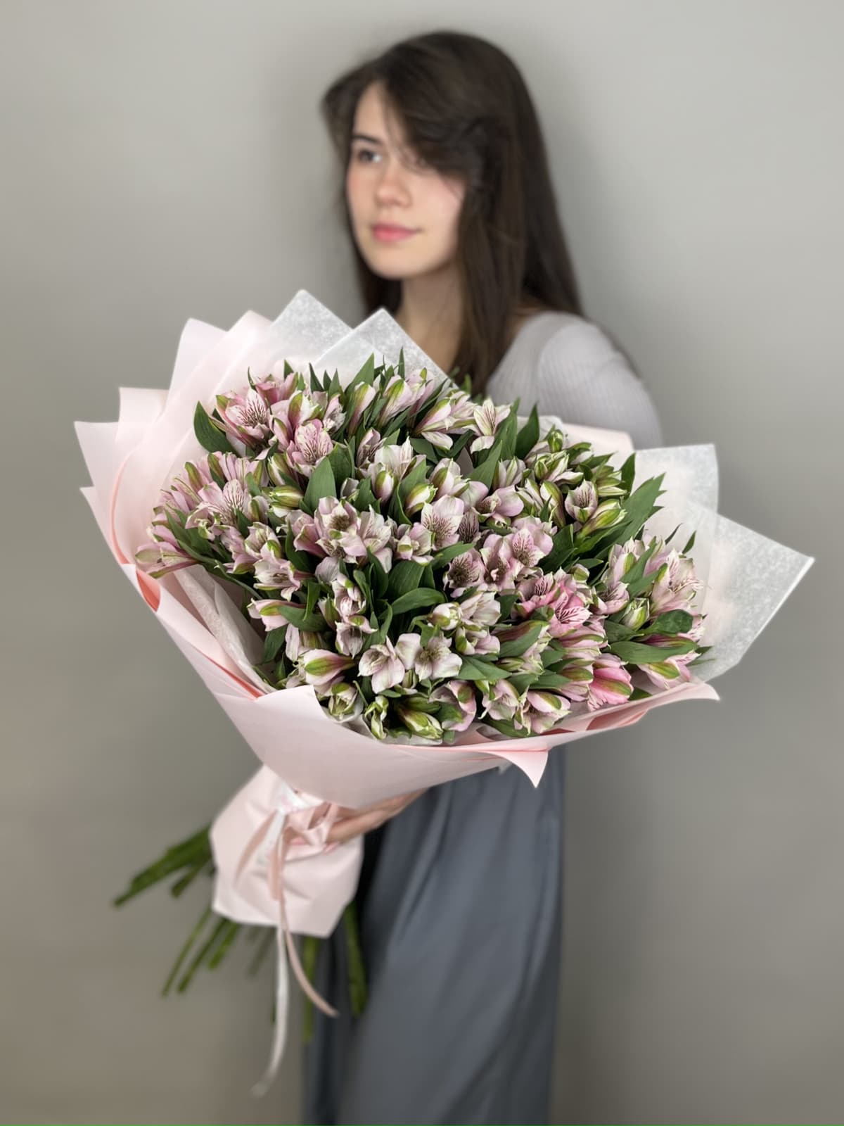 Оригинальный букет из 15 альстромерий "Primadonna"