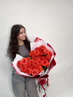 Букет из 15 алых Роз в матовой бумаге