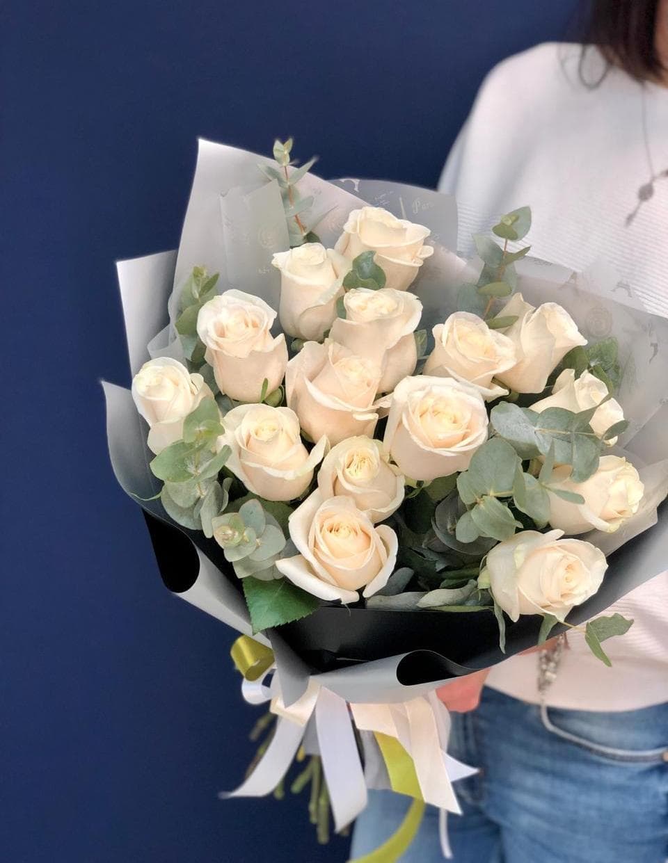 Букет из 15 белых Роз Эквадор в фирменном оформлении 50 см
