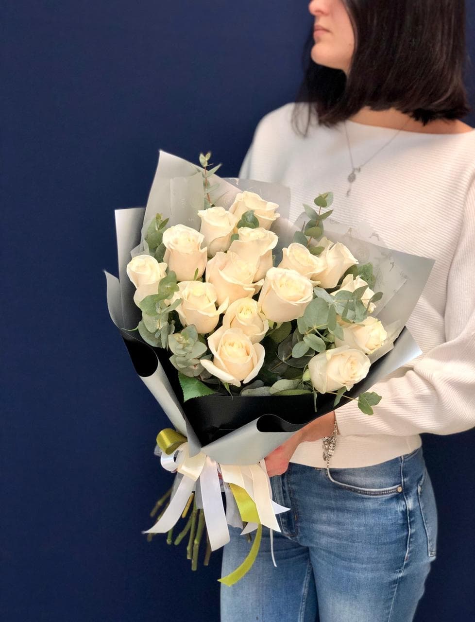 Букет из 15 белых Роз Эквадор в фирменном оформлении 60 см