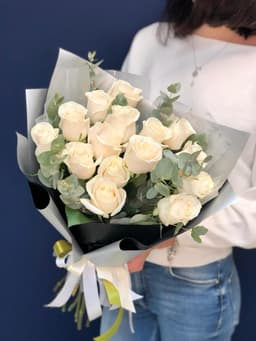 Классический букет из 15 белых Роз Эквадор в фирменном оформлении 70 см