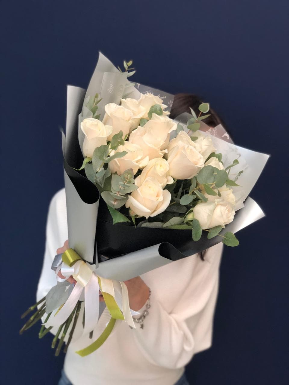 Букет из 15 белых Роз Эквадор в фирменном оформлении 80 см