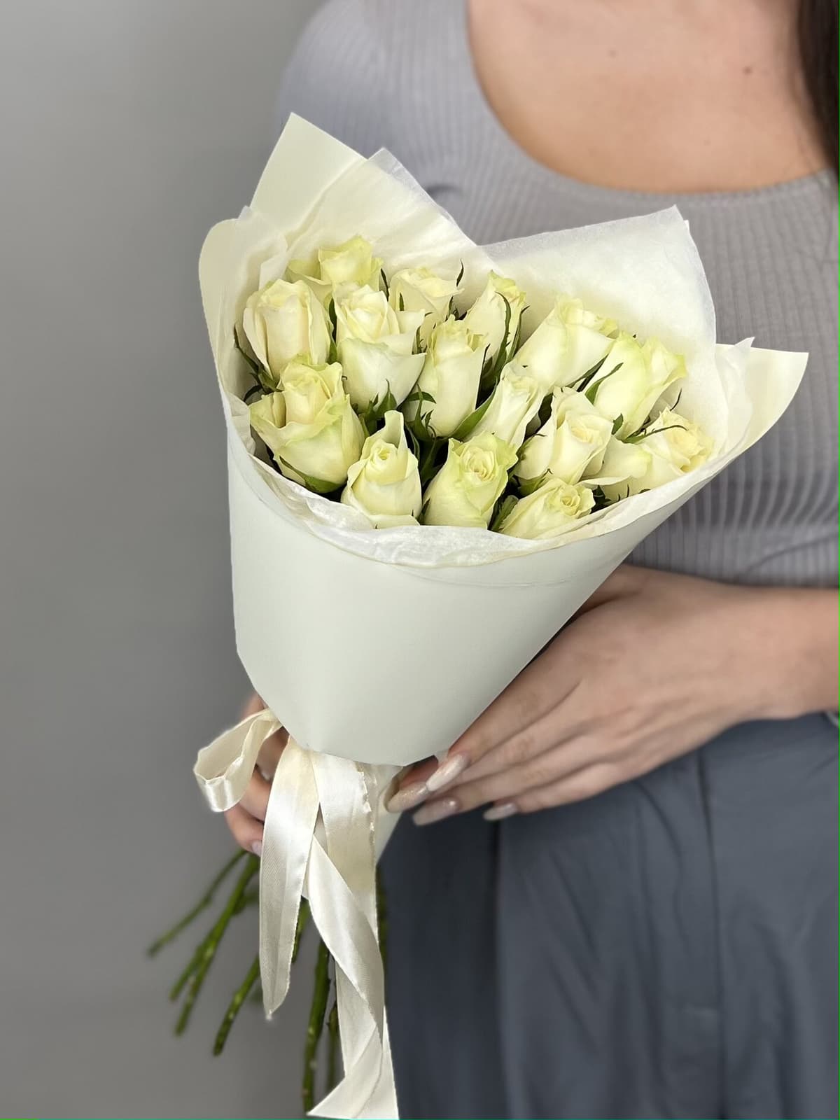 Цветочный букет из 15 белых роз Кения 35-40 см в матовой бумаге