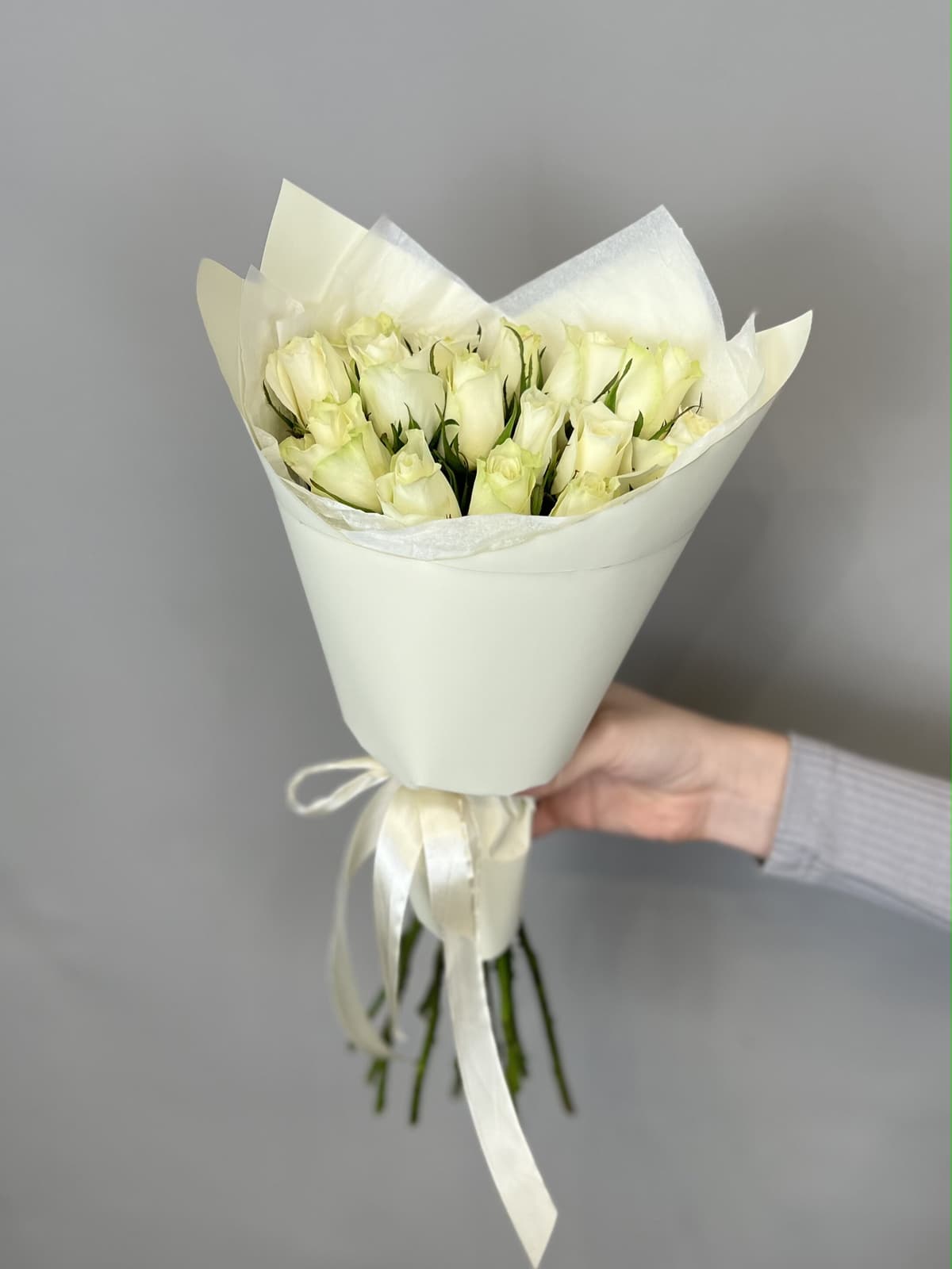 Цветочный букет из 15 белых роз Кения 35-40 см в матовой бумаге