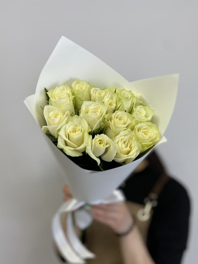 Оригинальный букет из 15 белых роз Кения 35-40см в матовом оформлении Оригинальный букет из 15 белых роз Кения 35-40см в матовом оформлении