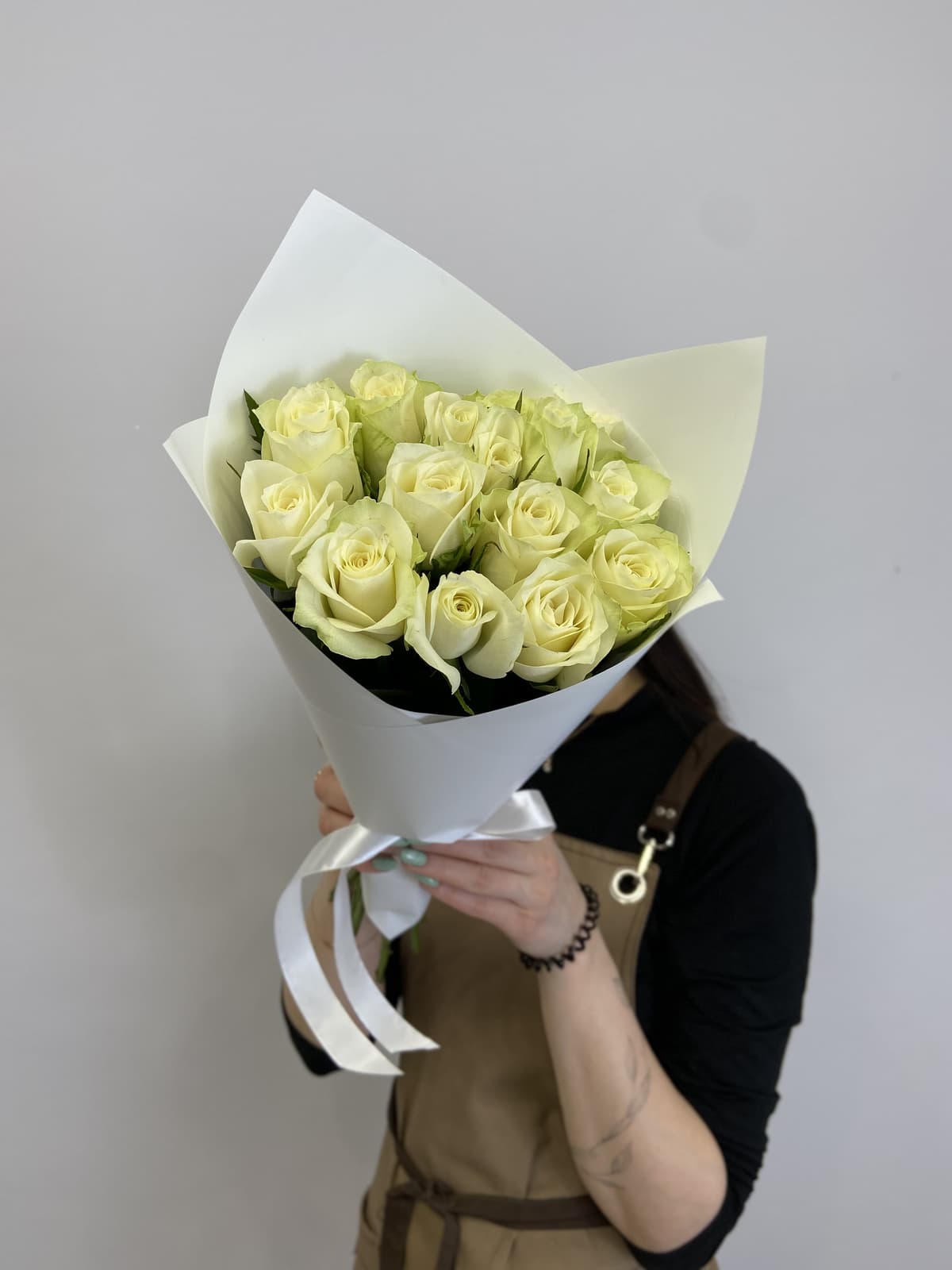 Оригинальный букет из 15 белых роз Кения 35-40см в матовом оформлении