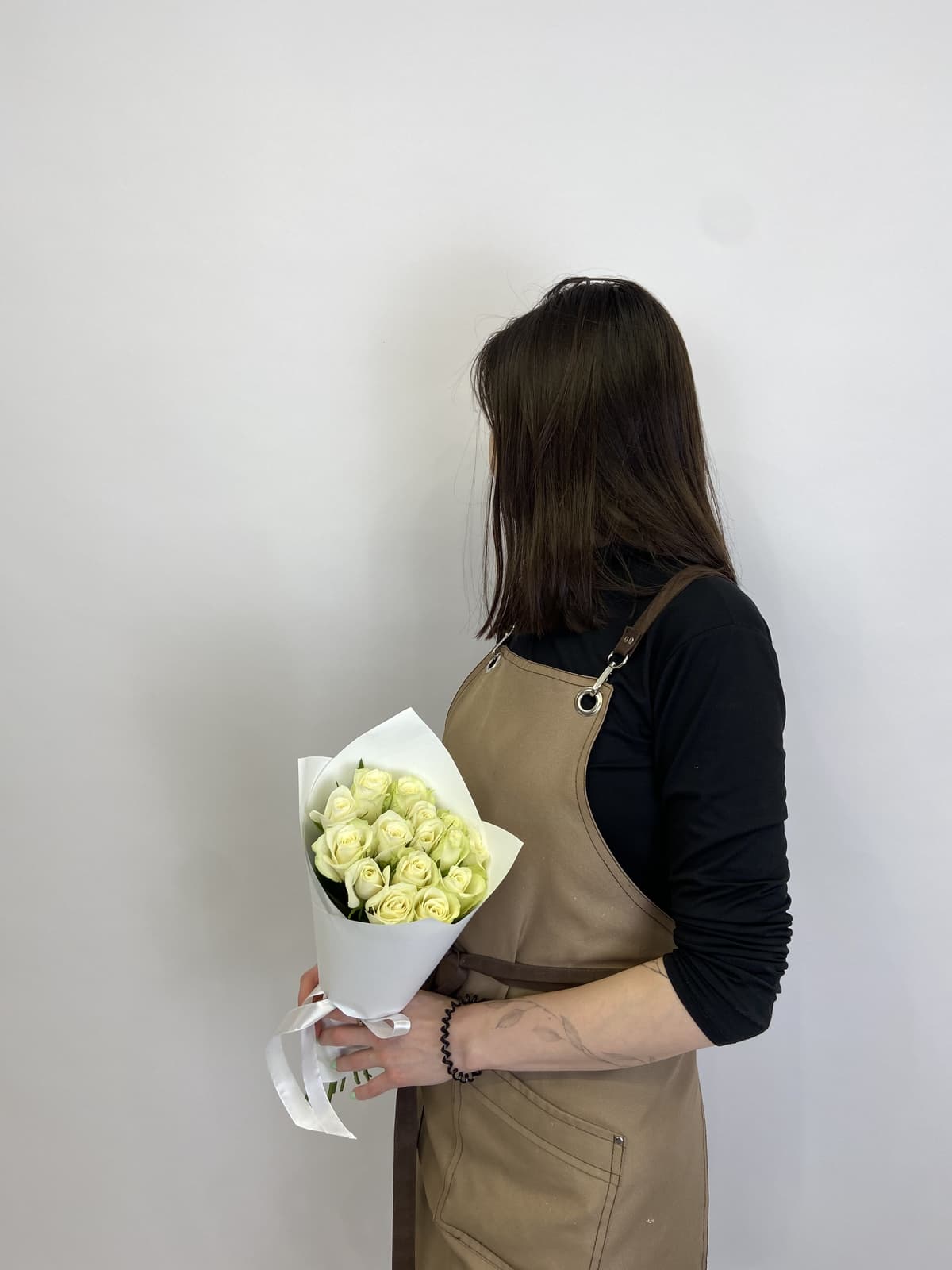 Оригинальный букет из 15 белых роз Кения 35-40см в матовом оформлении