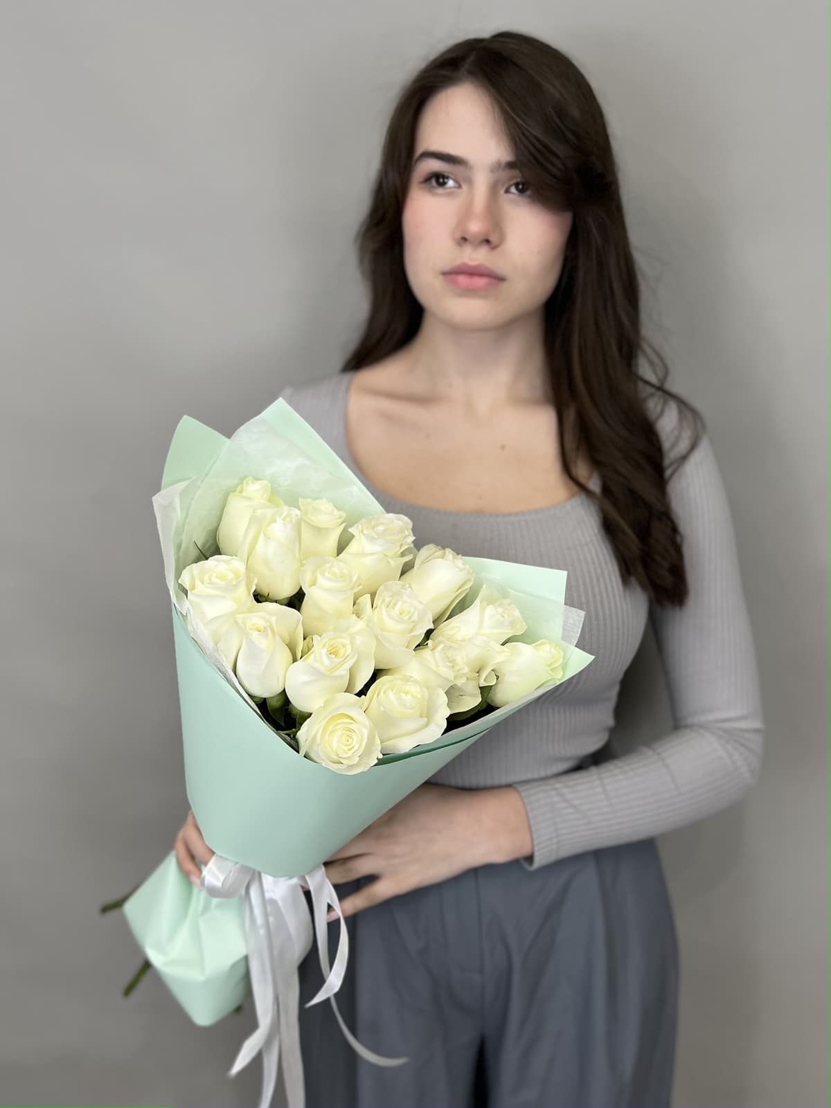 Весенний букет из 15 белых роз стандарт 50 см в оформлении