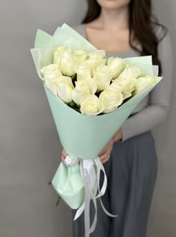 Весенний букет из 15 белых роз стандарт 50 см в оформлении