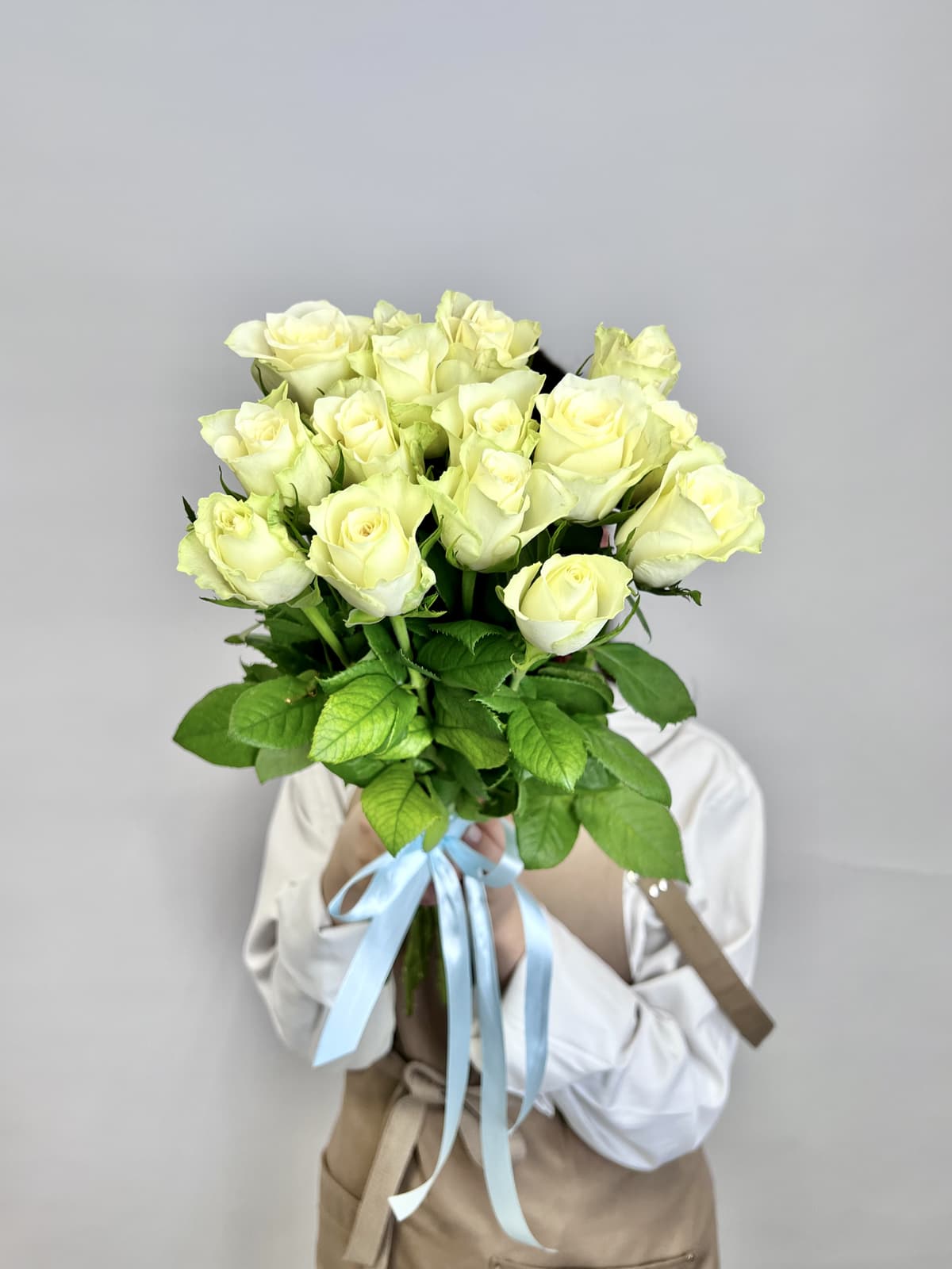 Букет из 15 белых роз стандарт 50 см