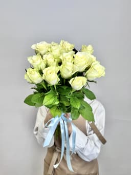 Букет из 15 белых роз стандарт 50 см