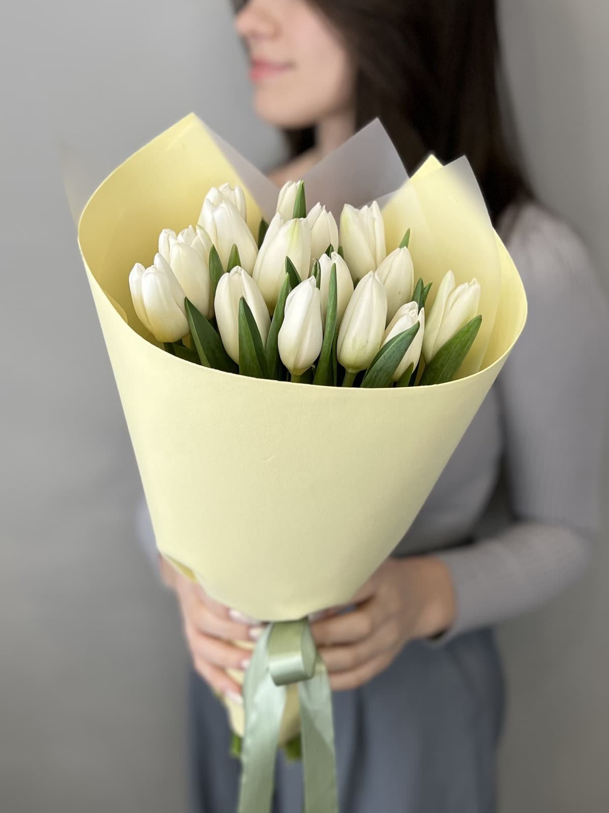 Красивый букет из 15 белых тюльпанов в фоамиране