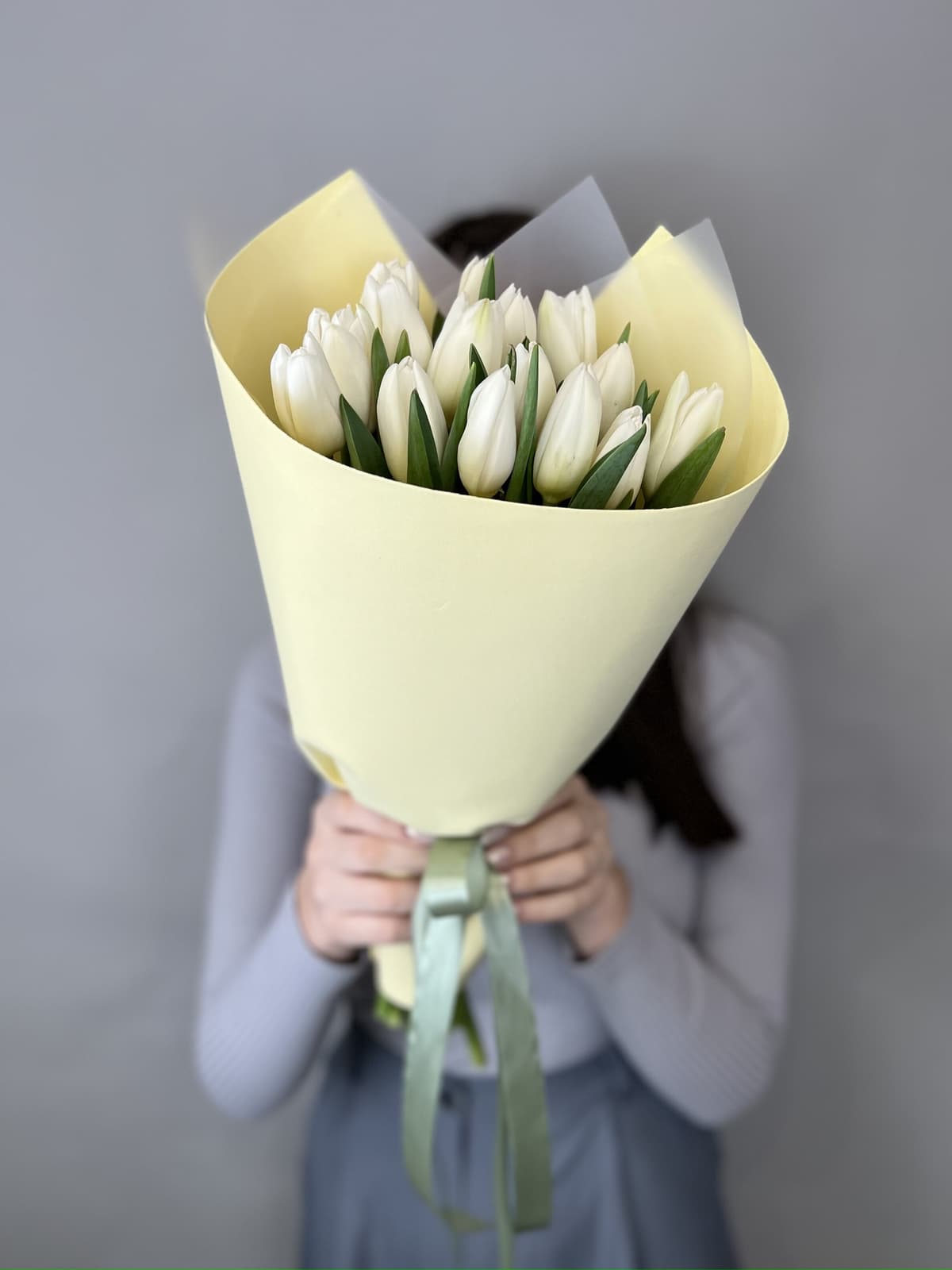 Красивый букет из 15 белых тюльпанов в фоамиране