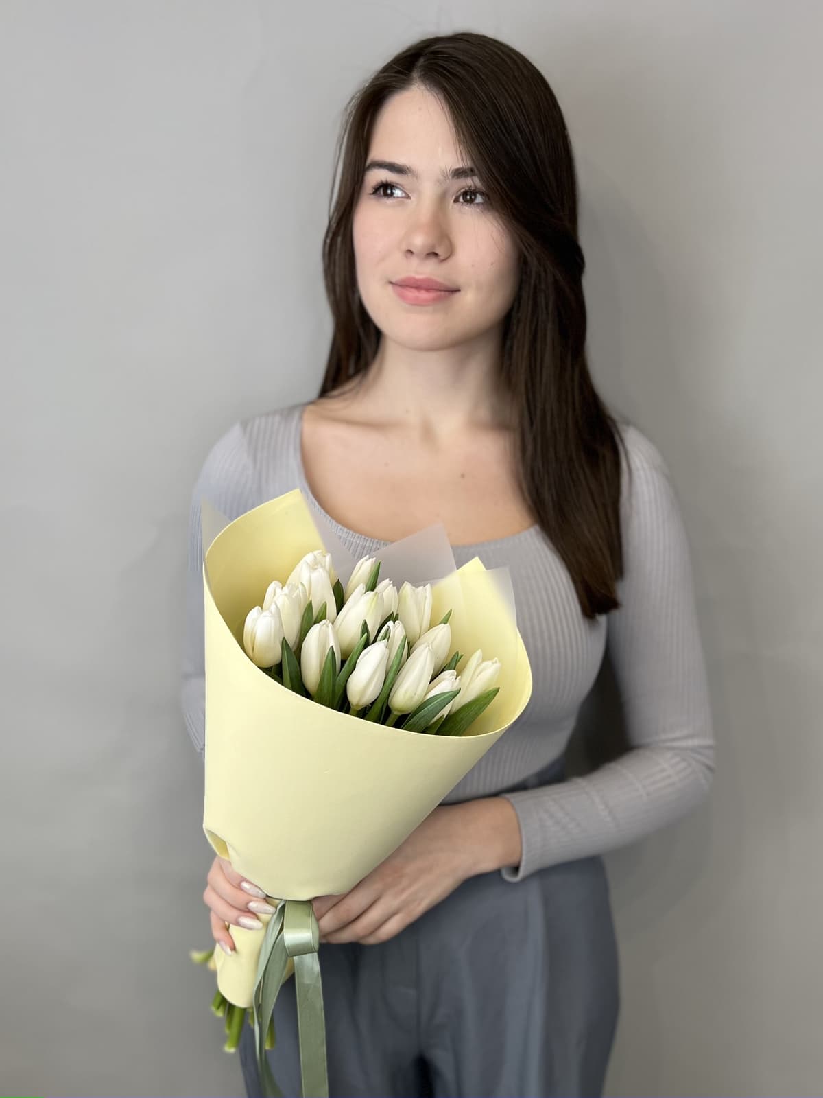 Красивый букет из 15 белых тюльпанов в фоамиране