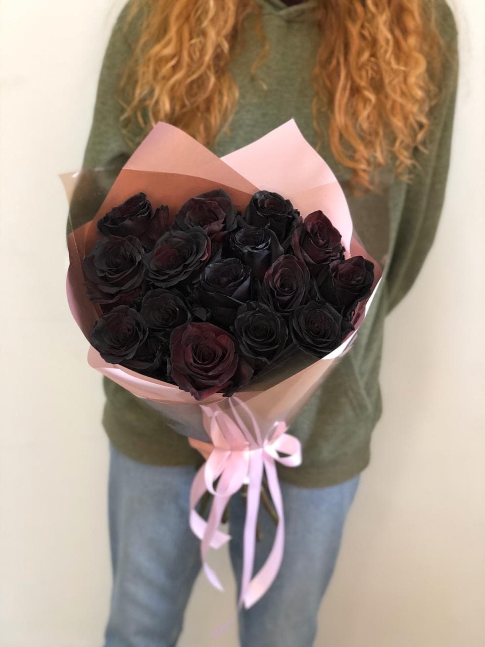Оригинальный букет из 15 чёрных Роз Эквадор в матовой бумаге