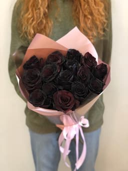 Оригинальный букет из 15 чёрных Роз Эквадор в матовой бумаге