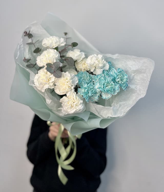 Дизайнерский букет из 15 Диантусов в Матовой бумаге голубая дымка Дизайнерский букет из 15 Диантусов в Матовой бумаге голубая дымка