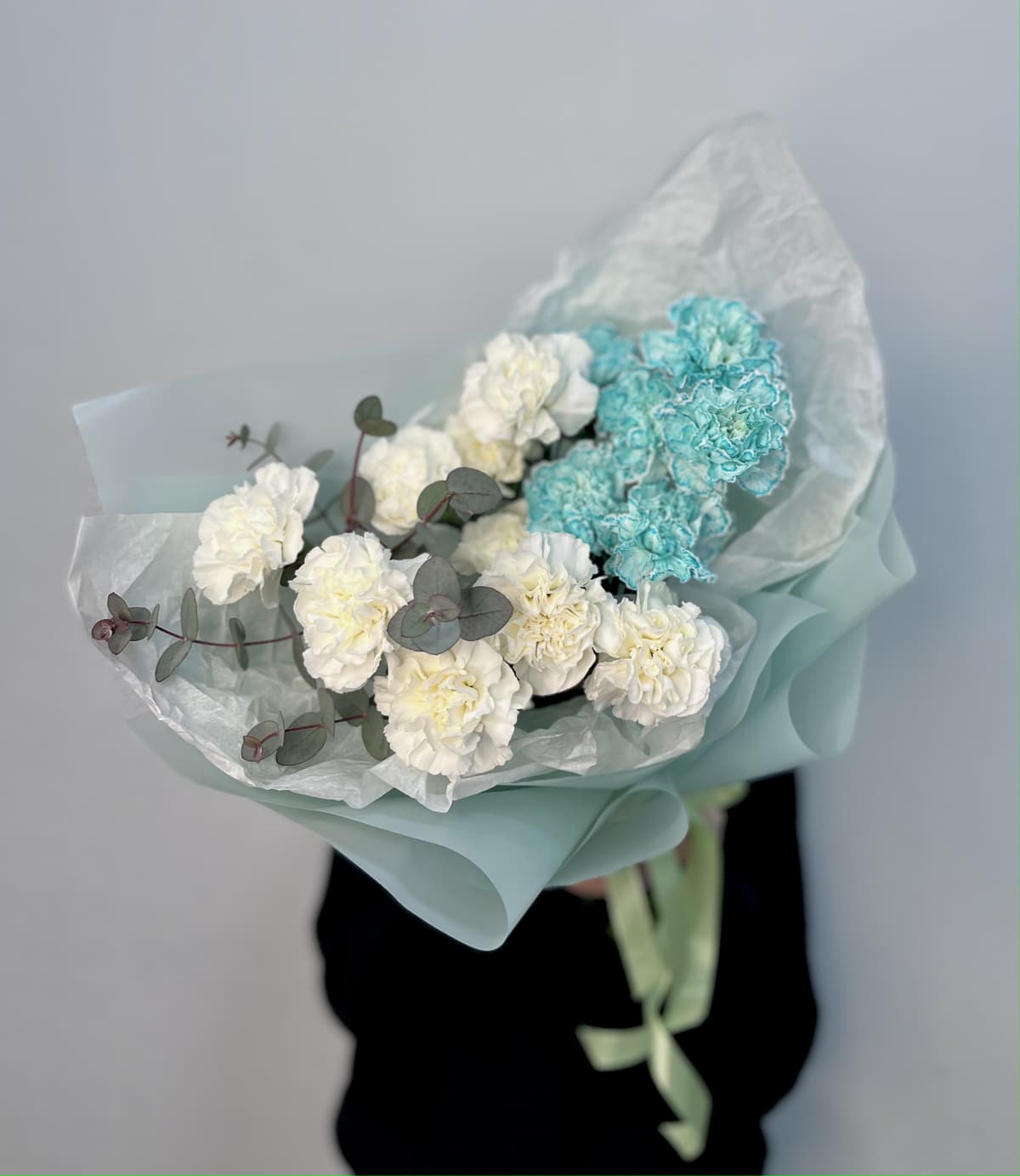 Дизайнерский букет из 15 Диантусов в Матовой бумаге голубая дымка