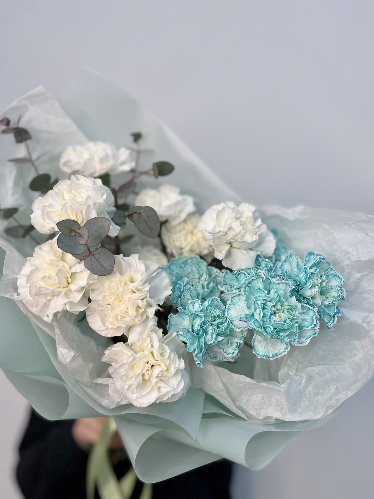 Дизайнерский букет из 15 Диантусов в Матовой бумаге голубая дымка