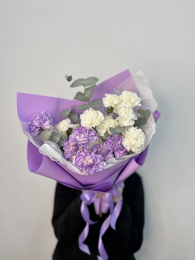Дизайнерский букет из 15 Диантусов в Матовой бумаге сиреневый Дизайнерский букет из 15 Диантусов в Матовой бумаге сиреневый