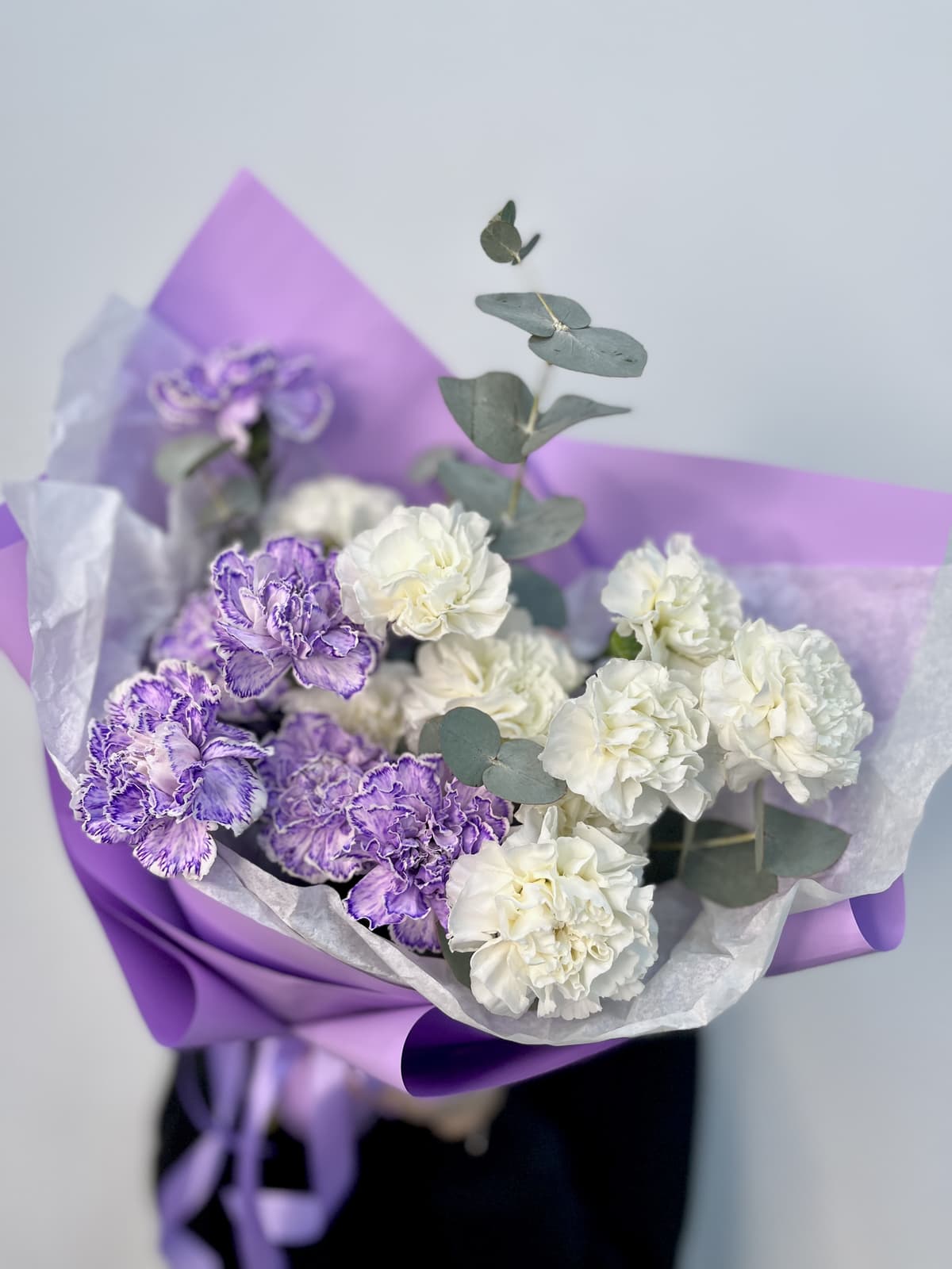 Дизайнерский букет из 15 Диантусов в Матовой бумаге сиреневый
