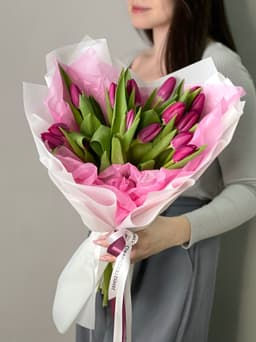 Букет из 15 фиолетовых тюльпанов в фирменной упаковке