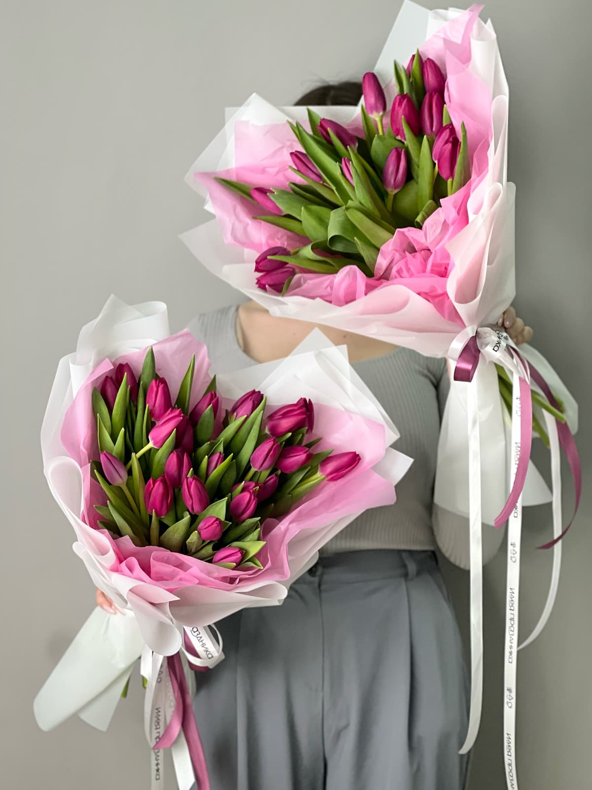 Букет из 15 фиолетовых тюльпанов в фирменной упаковке