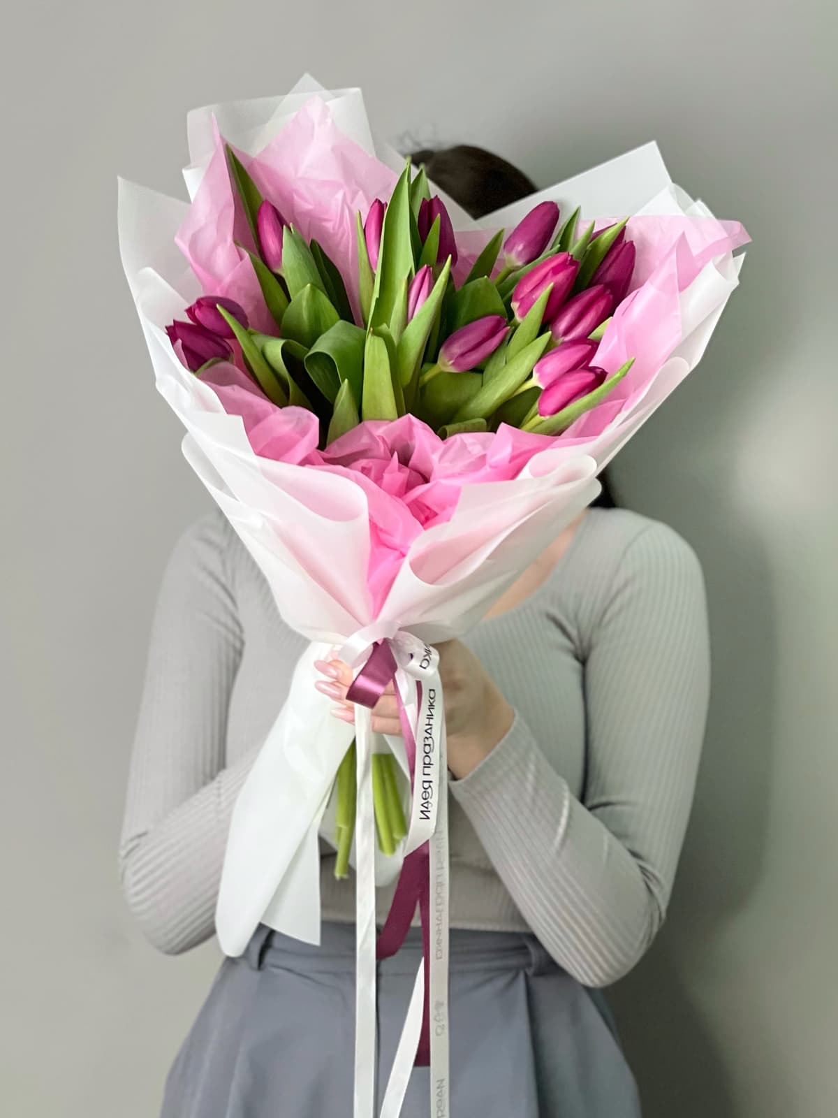 Букет из 15 фиолетовых тюльпанов в фирменной упаковке