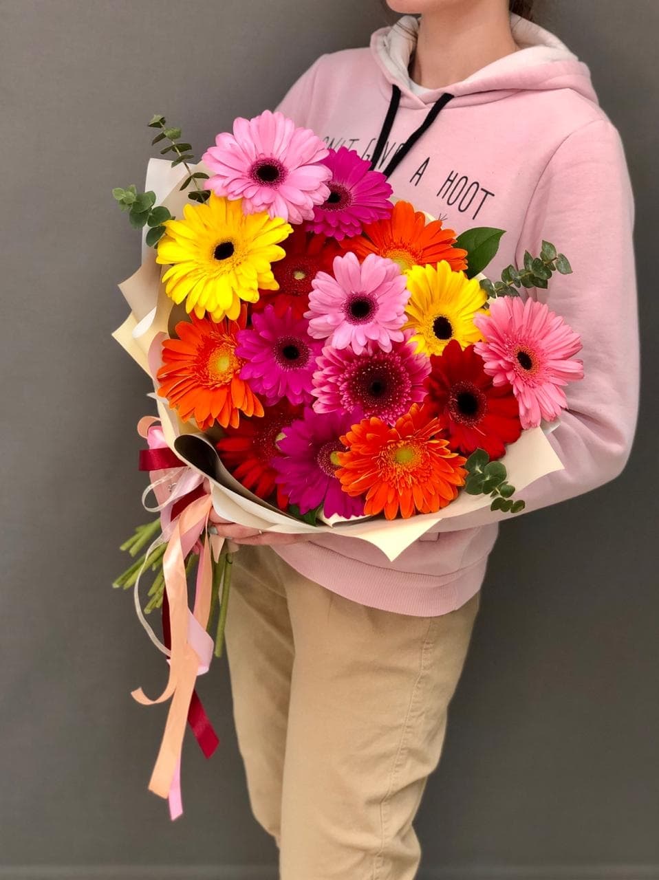 Свежий букет из 15 гербер в матовой бумаге с зеленью