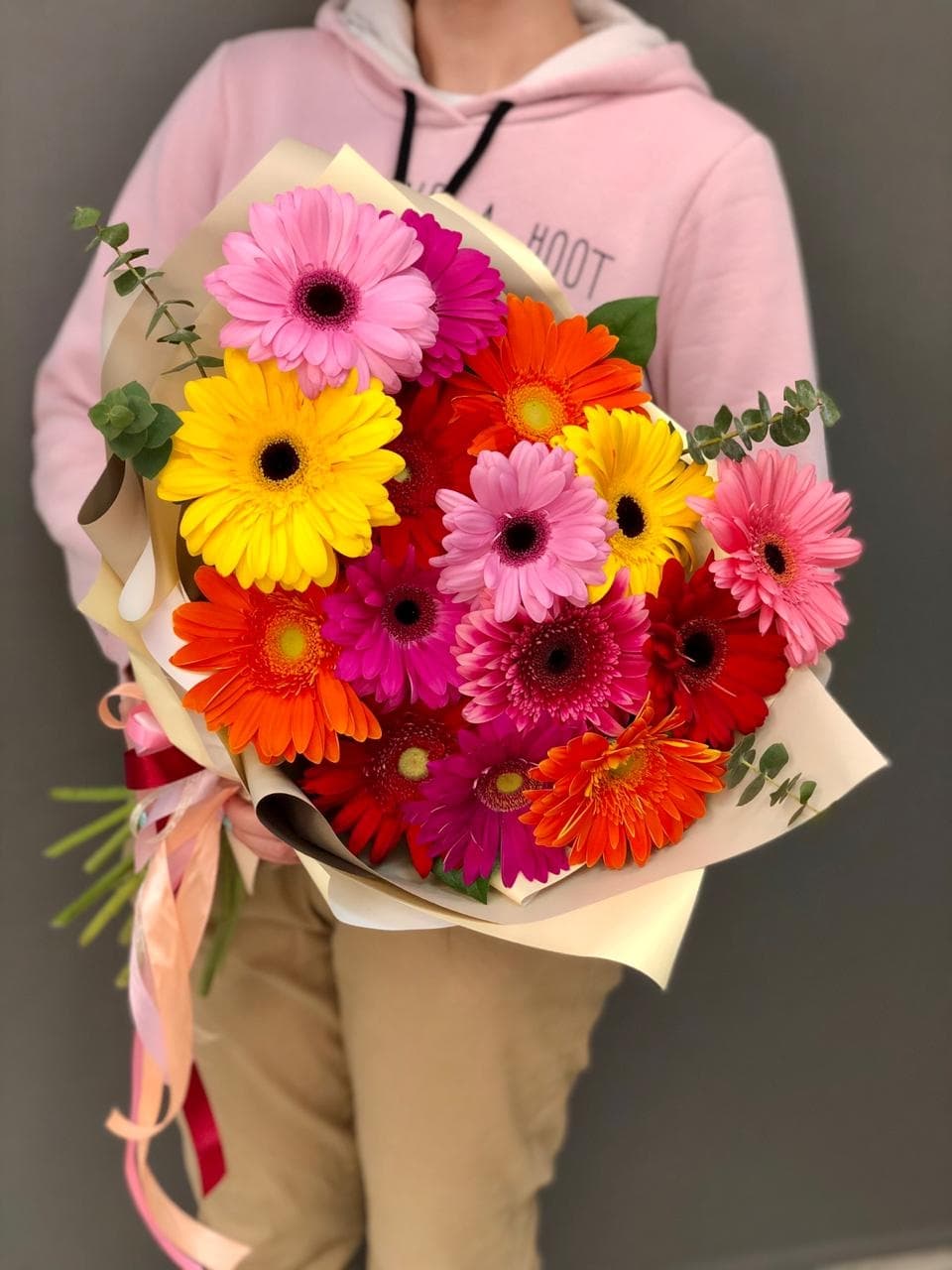 Свежий букет из 15 гербер в матовой бумаге с зеленью
