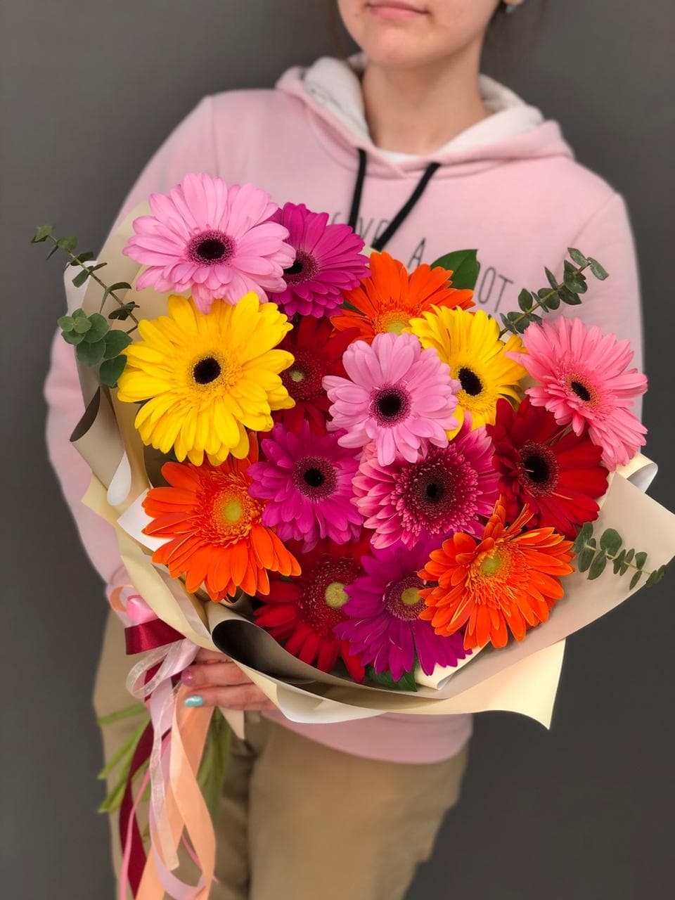 Свежий букет из 15 гербер в матовой бумаге с зеленью