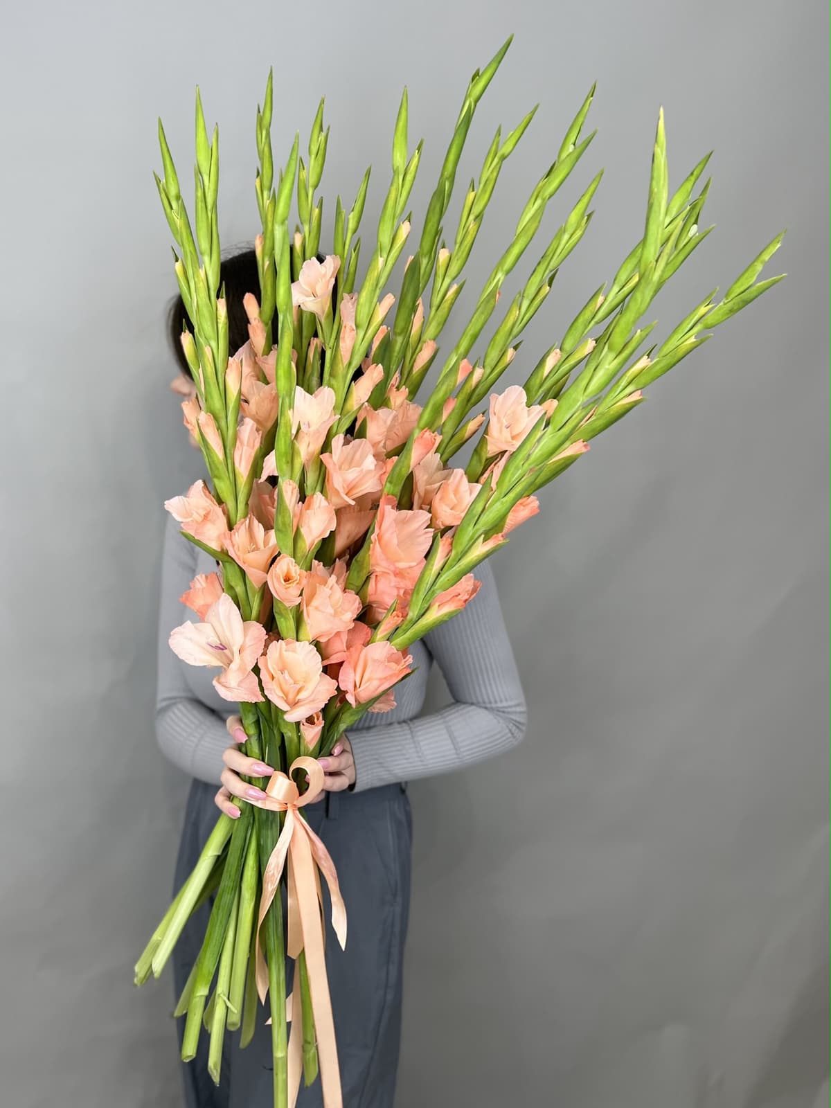 Букет из 15 гладиолусов персик
