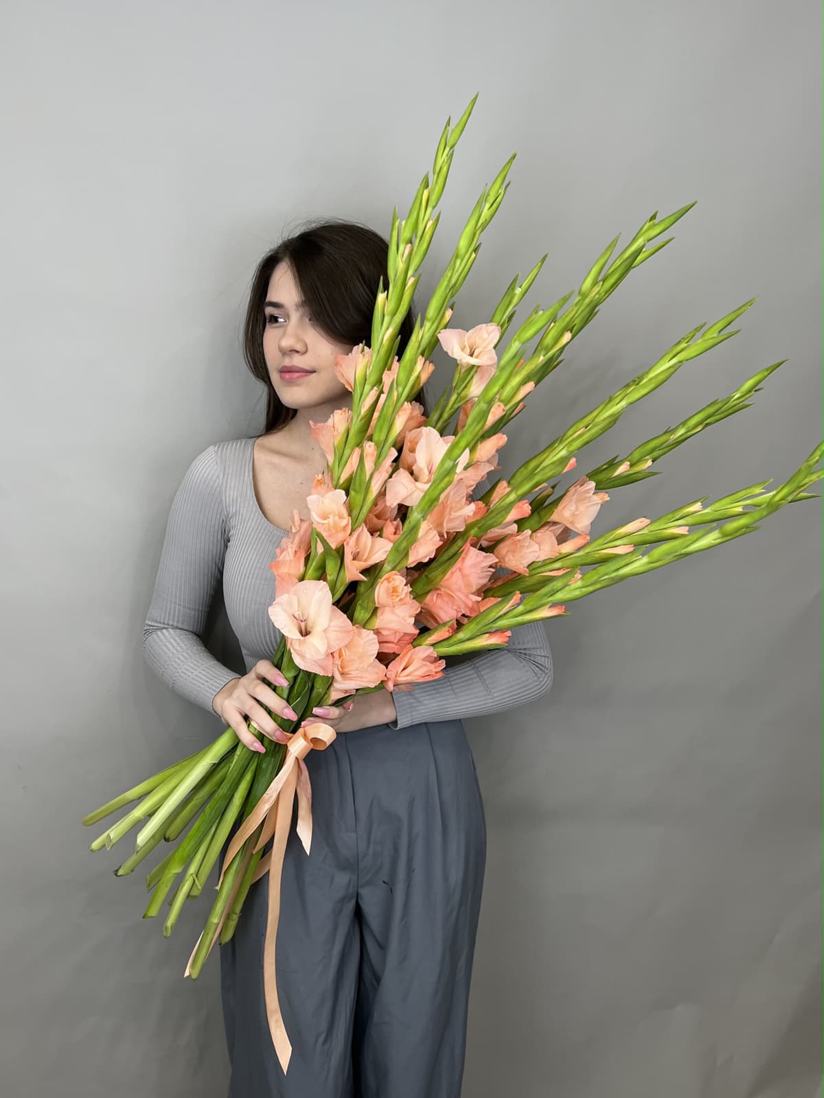 Букет из 15 гладиолусов персик