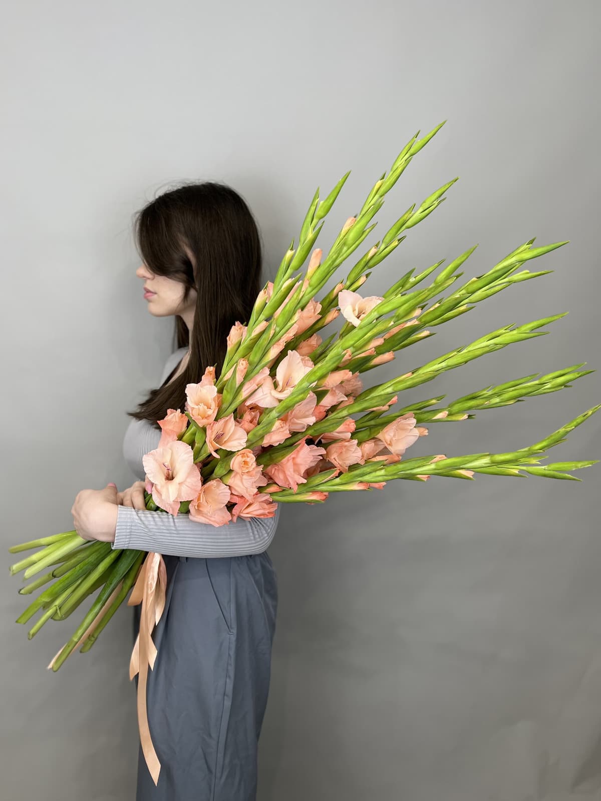 Букет из 15 гладиолусов персик