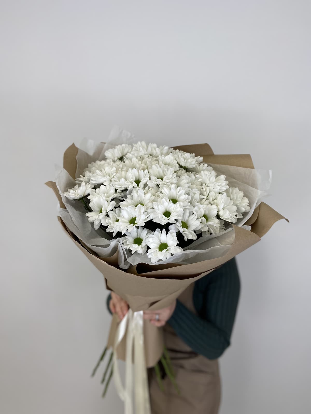 Красочный букет из 15 Хризантем Бакарди в крафтой бумаге