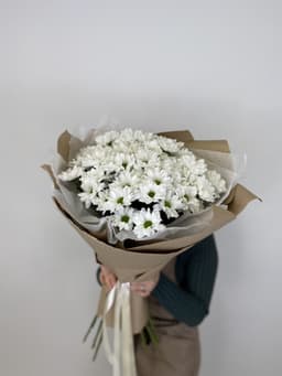 Красочный букет из 15 Хризантем Бакарди в крафтой бумаге