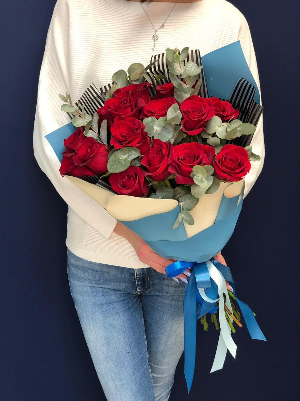 Цветочный букет из 15 красных роз Эквадор в фирменном оформлении 100 см