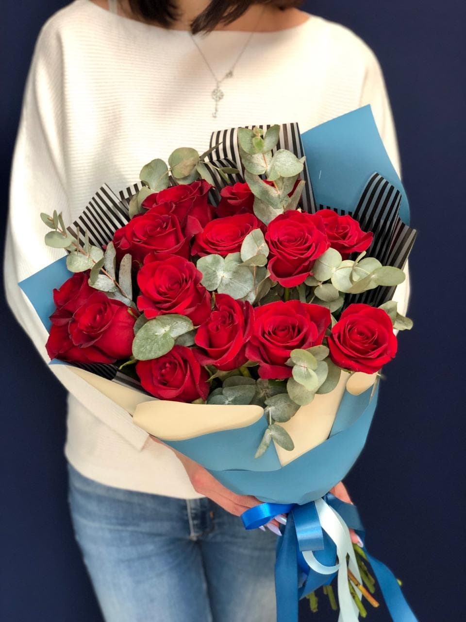 Цветочный букет из 15 красных роз Эквадор в фирменном оформлении 100 см
