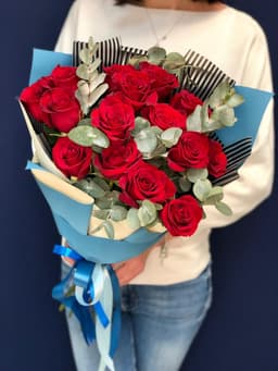 Букет из 15 красных Роз Эквадор в фирменном оформлении 50 см