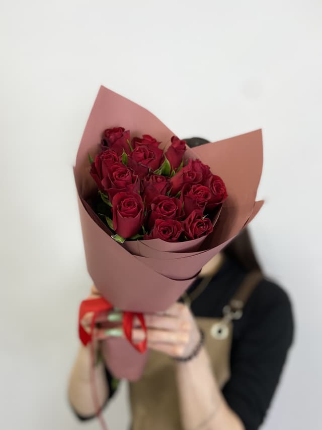 Оригинальный букет из 15 красных роз Кения 35-40см в матовом оформлении Оригинальный букет из 15 красных роз Кения 35-40см в матовом оформлении