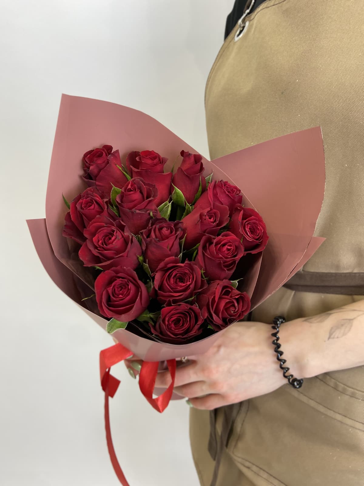 Оригинальный букет из 15 красных роз Кения 35-40см в матовом оформлении