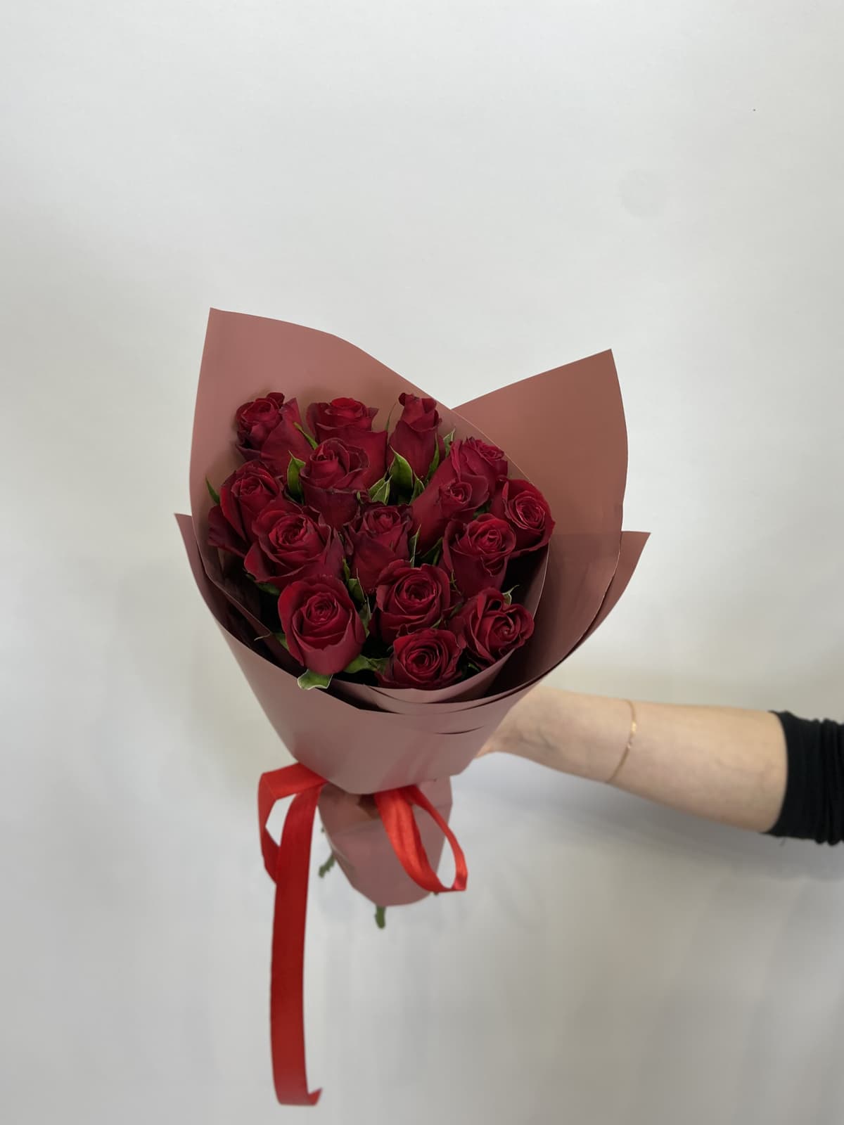 Оригинальный букет из 15 красных роз Кения 35-40см в матовом оформлении