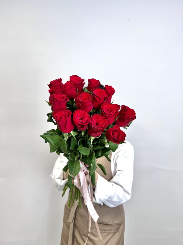 Нежный букет из 15 красных роз стандарт 50 см Нежный букет из 15 красных роз стандарт 50 см