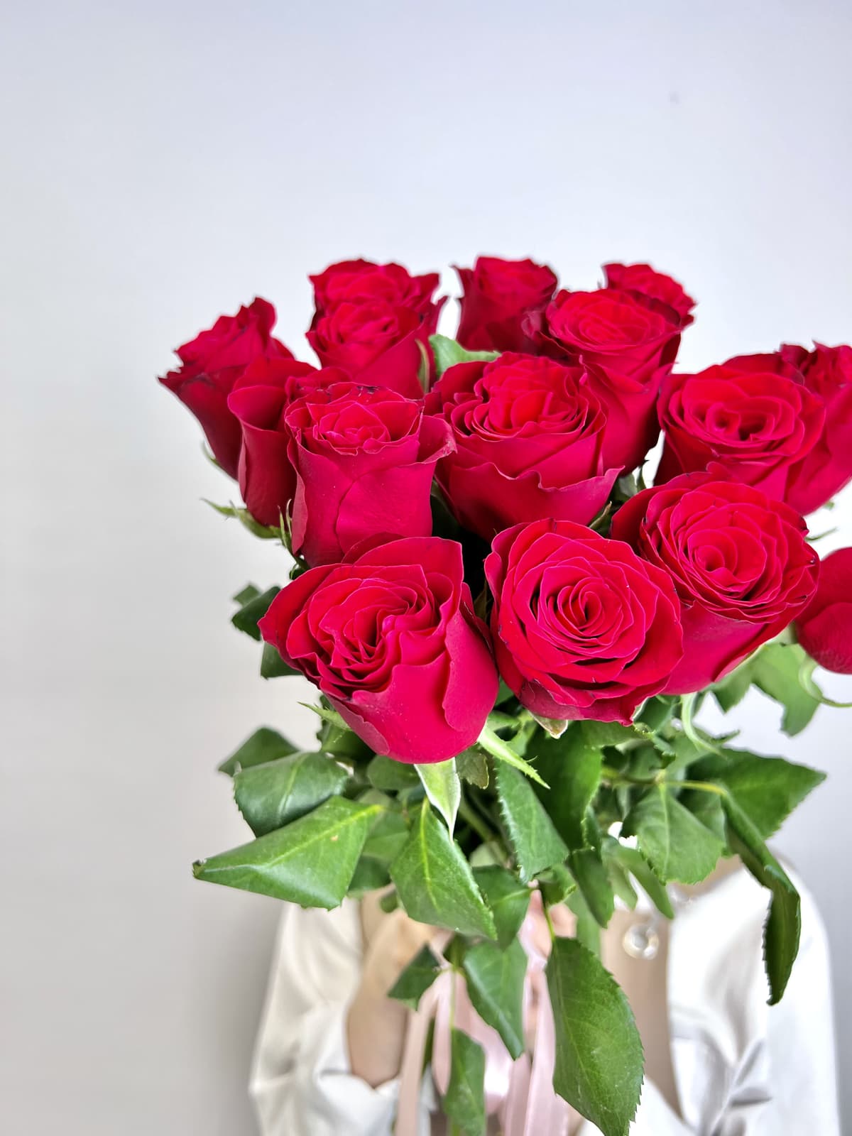 Нежный букет из 15 красных роз стандарт 50 см