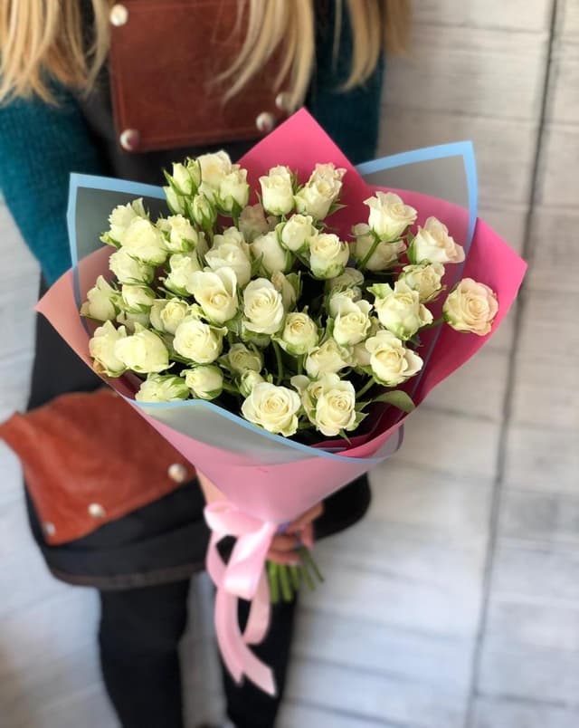 Букет из 15 кустовых роз в матовой бумаге Букет из 15 кустовых роз в матовой бумаге