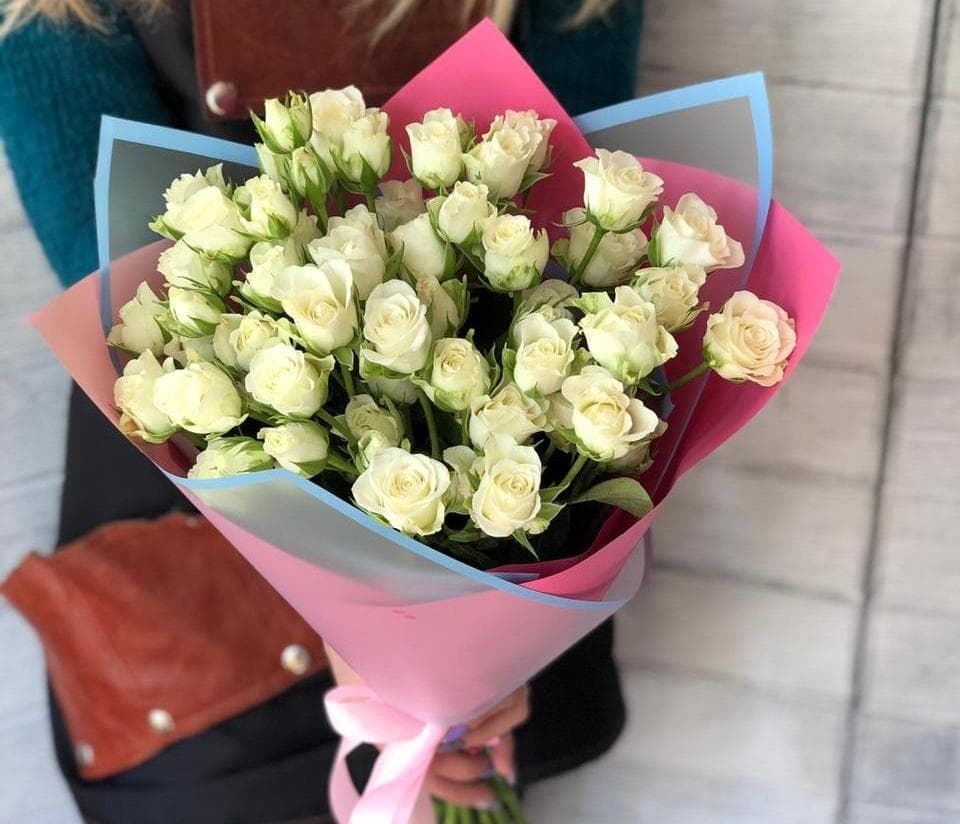 Букет из 15 кустовых роз в матовой бумаге