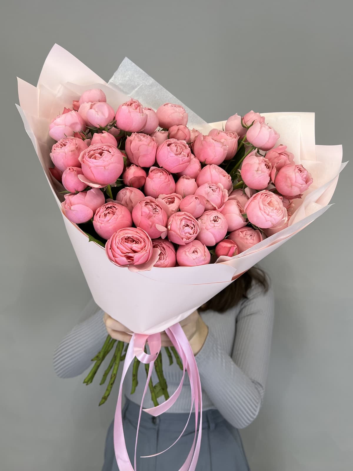 Шикарный букет из 15 кустовых пионовидных роз Silvia pink